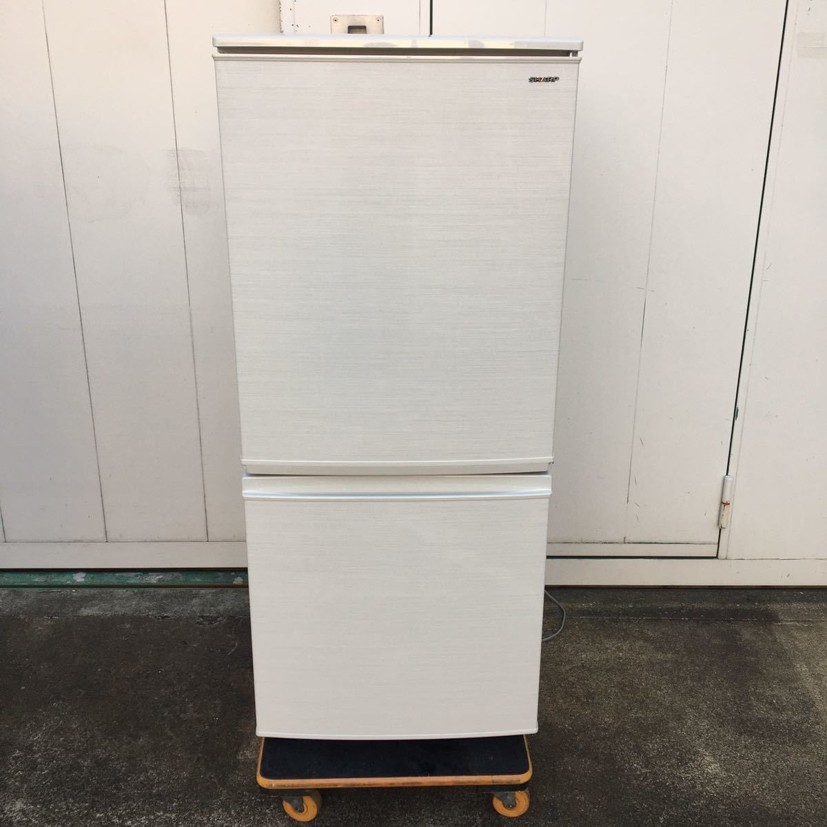 2018年製　シャープ　2ドア冷蔵庫　137L