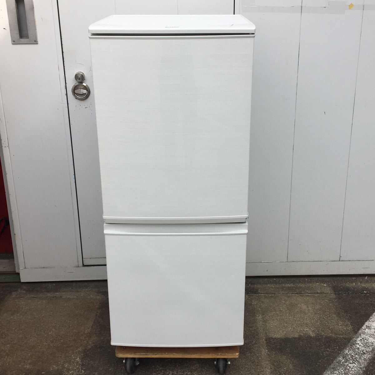 2017年製　シャープ　2ドア冷蔵庫　137L